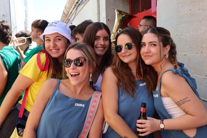 GALERIA DE FOTOS de l'estrene del BARET de les festes de DUANES: gran ambient, “botellins” a caixes i, a més… bous a la mar GALERIA DE FOTOS de l'estrene del BARET de les festes de DUANES: gran ambient, “botellins” a caixes i, a més… bous a la mar